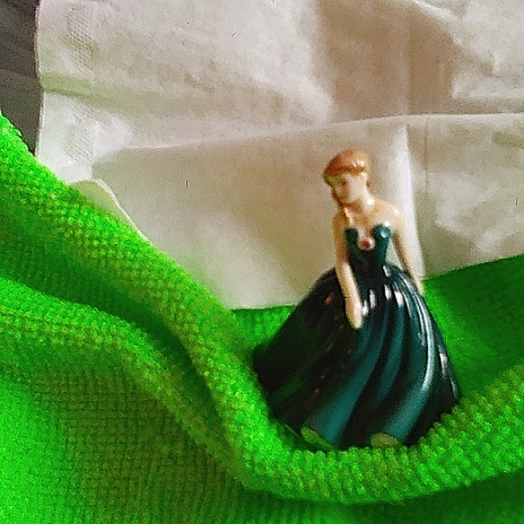 Mini Royal Dolton Figurine (Sarah) - Picture 1 of 13